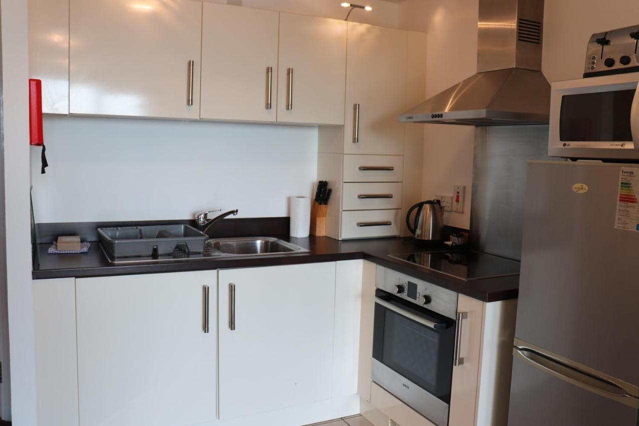 Century Wharf Apartments By Urban Space Cardiff Bagian luar foto