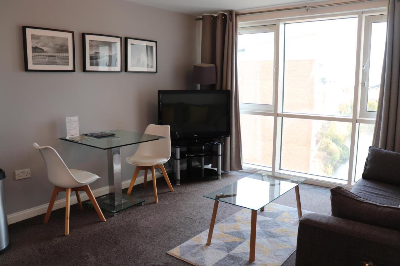 Century Wharf Apartments By Urban Space Cardiff Bagian luar foto