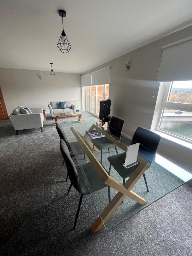Century Wharf Apartments By Urban Space Cardiff Bagian luar foto