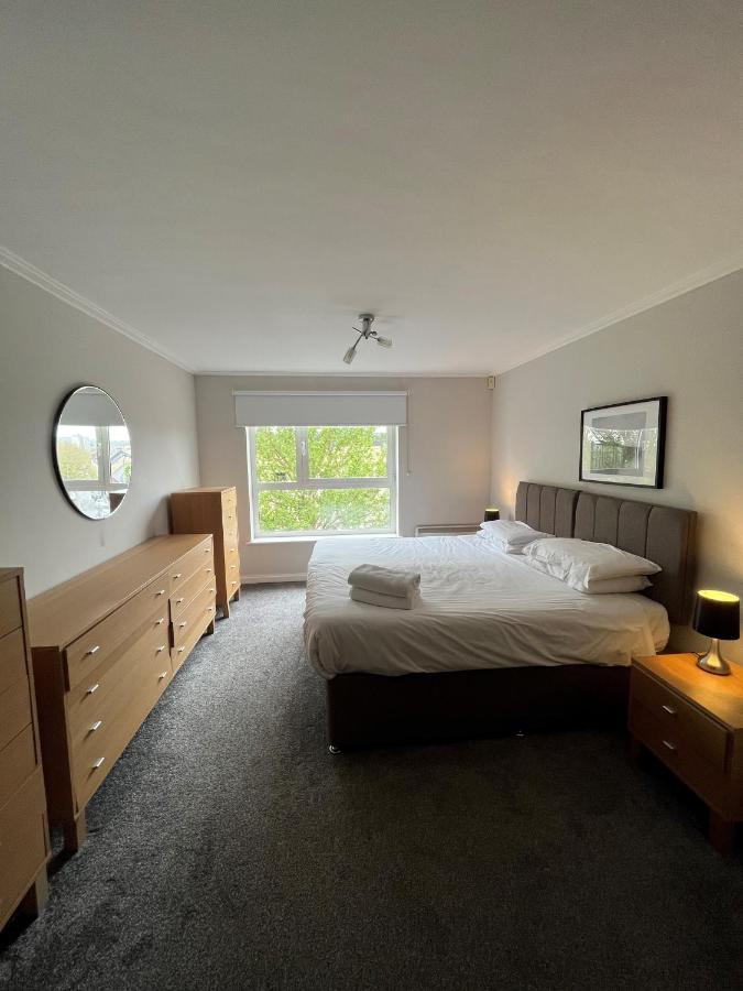 Century Wharf Apartments By Urban Space Cardiff Bagian luar foto