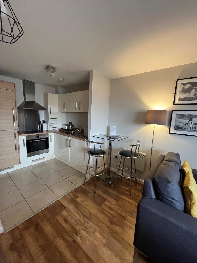 Century Wharf Apartments By Urban Space Cardiff Bagian luar foto