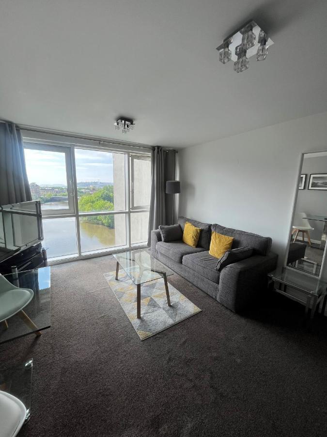 Century Wharf Apartments By Urban Space Cardiff Bagian luar foto