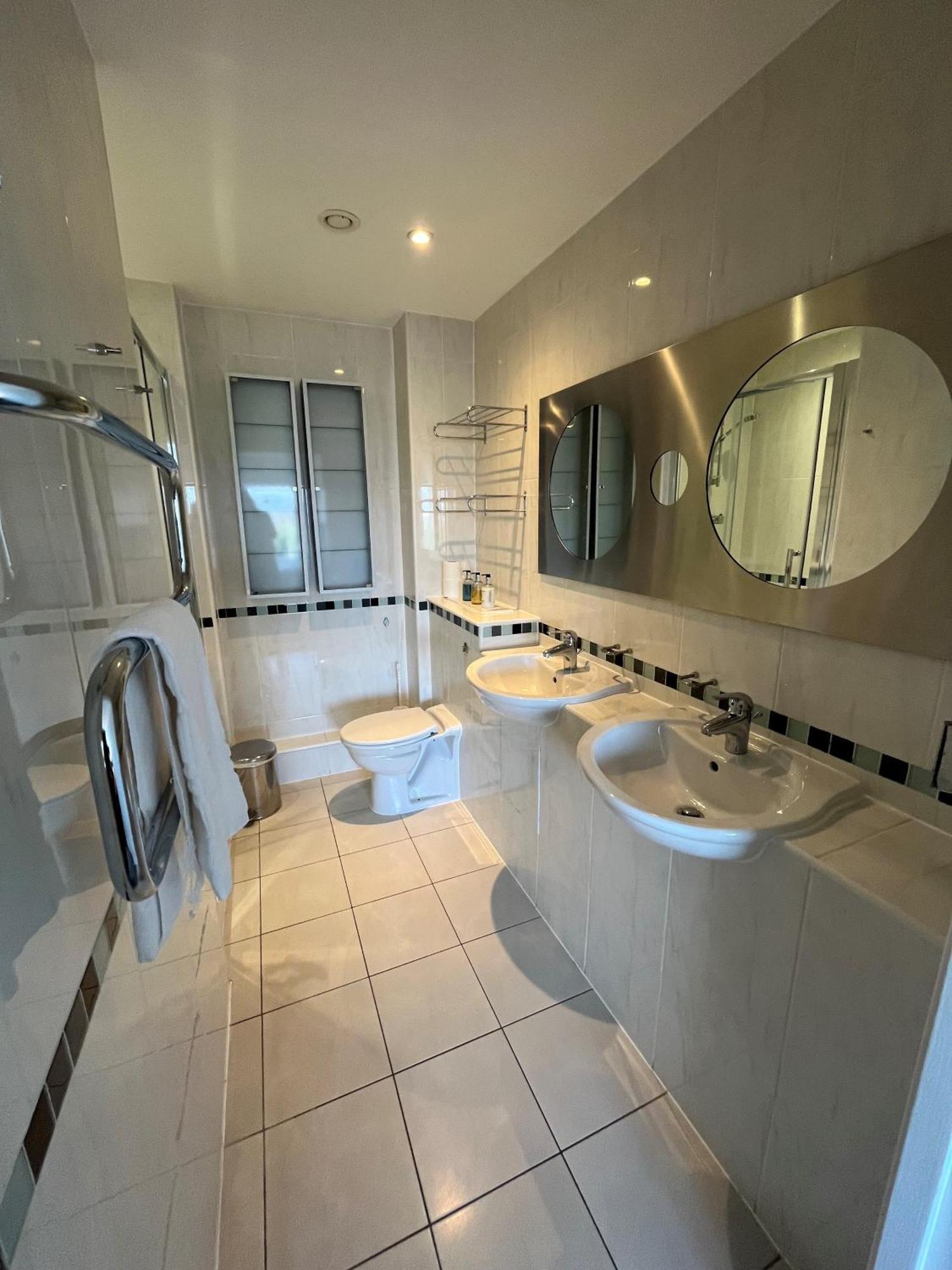 Century Wharf Apartments By Urban Space Cardiff Bagian luar foto