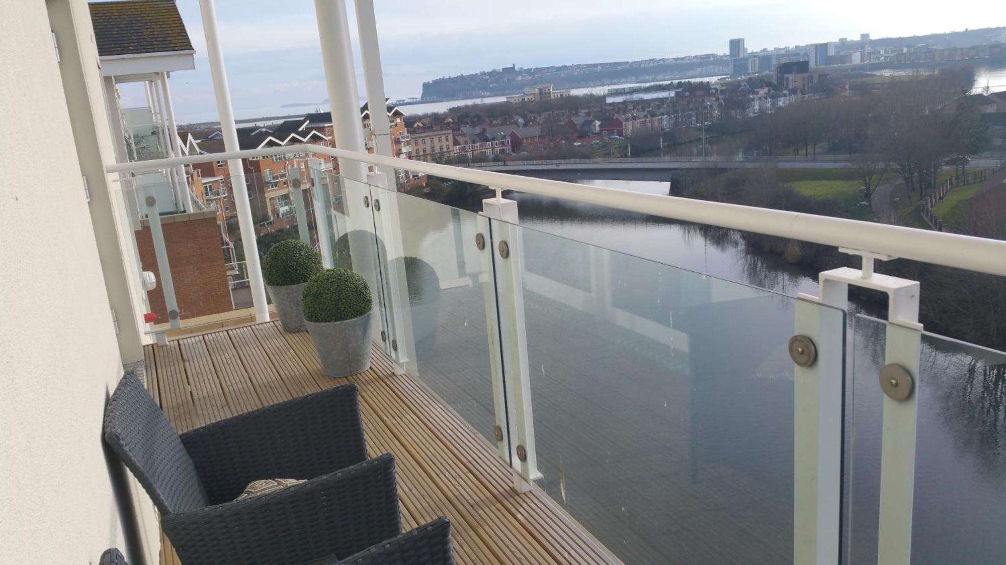 Century Wharf Apartments By Urban Space Cardiff Bagian luar foto